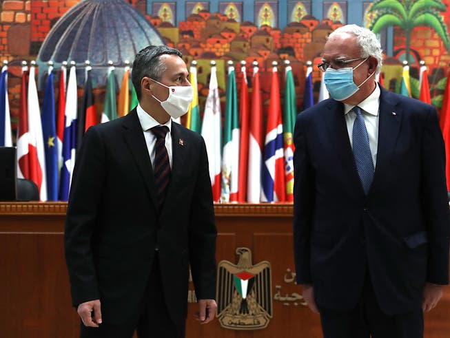 Aussenminister Ignazio Cassis mit seinem palästinensischen Amtskollegen Al-Maliki vor ihrem Treffen in Ramallah.
