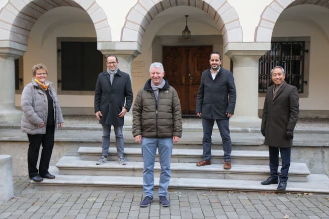 Sie bilden für die nächsten vier Jahre die Wiler Stadtregierung (von links): Ursula Egli (SVP), Andreas Breitenmoser (parteilos), Stadtpräsident Hans Mäder (CVP), Dario Sulzer (SP) und Jigme Shitsetsang (FDP).