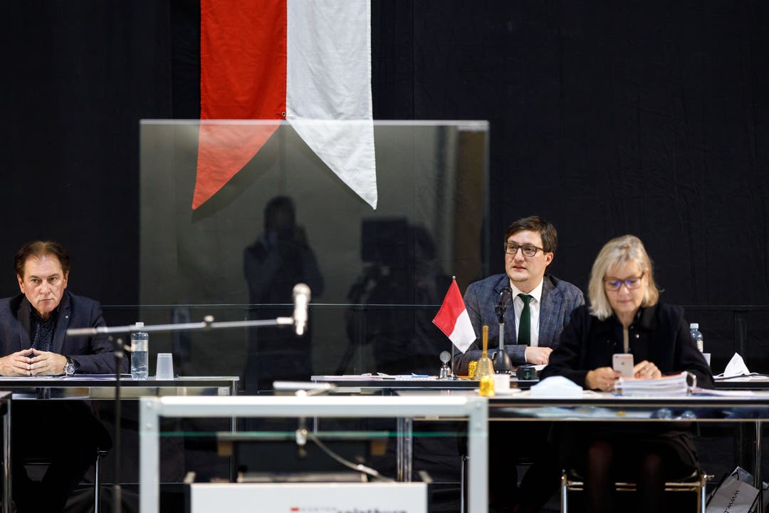 Kantonsratspräsident Daniel Urech eröffnet die Session.