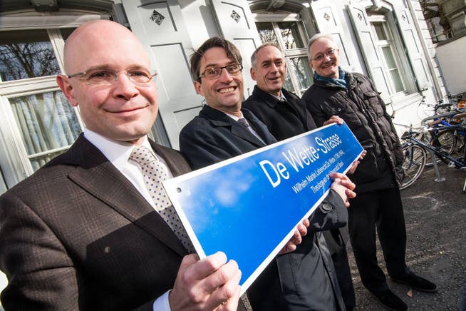 Die führen was im Schild (v. l.): Die Regierungsräte Baschi Dürr, Lukas Engelberger, Hans-Peter Wessels sowie «Namensucher» Paul Haffner.
