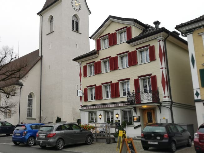 Das Restaurant Adler steht direkt neben der Kirche Wolfhalden. 
