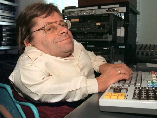 ARCHIV - Im Rollstuhl sitzend arbeitet Peter Radtke in seinem Büro am Computer. Foto: Stefan Kiefer/dpa
