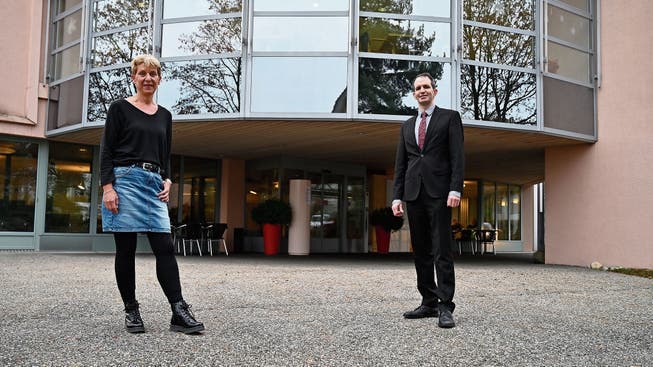 Der neue Stiftungspräsident Reto Gasser, hier zusammen mit der Operativen Leiterin Sonja Leuenberger, vor dem «Alterszentrum am Weinberg».