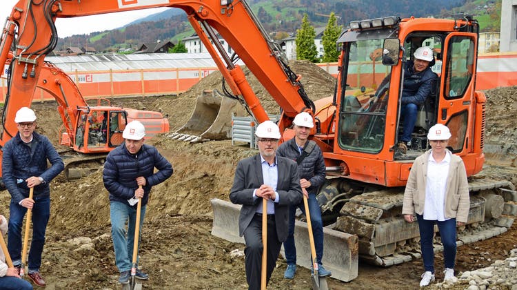 Spatenstich auf der Baustelle für den neuen Alpnacher «Kindergarten 21» mit  Gemeindepräsident Marcel Moser und weiteren Beteiligten. (Bild: Robert Hess(Alpnach, 3. November 2020))