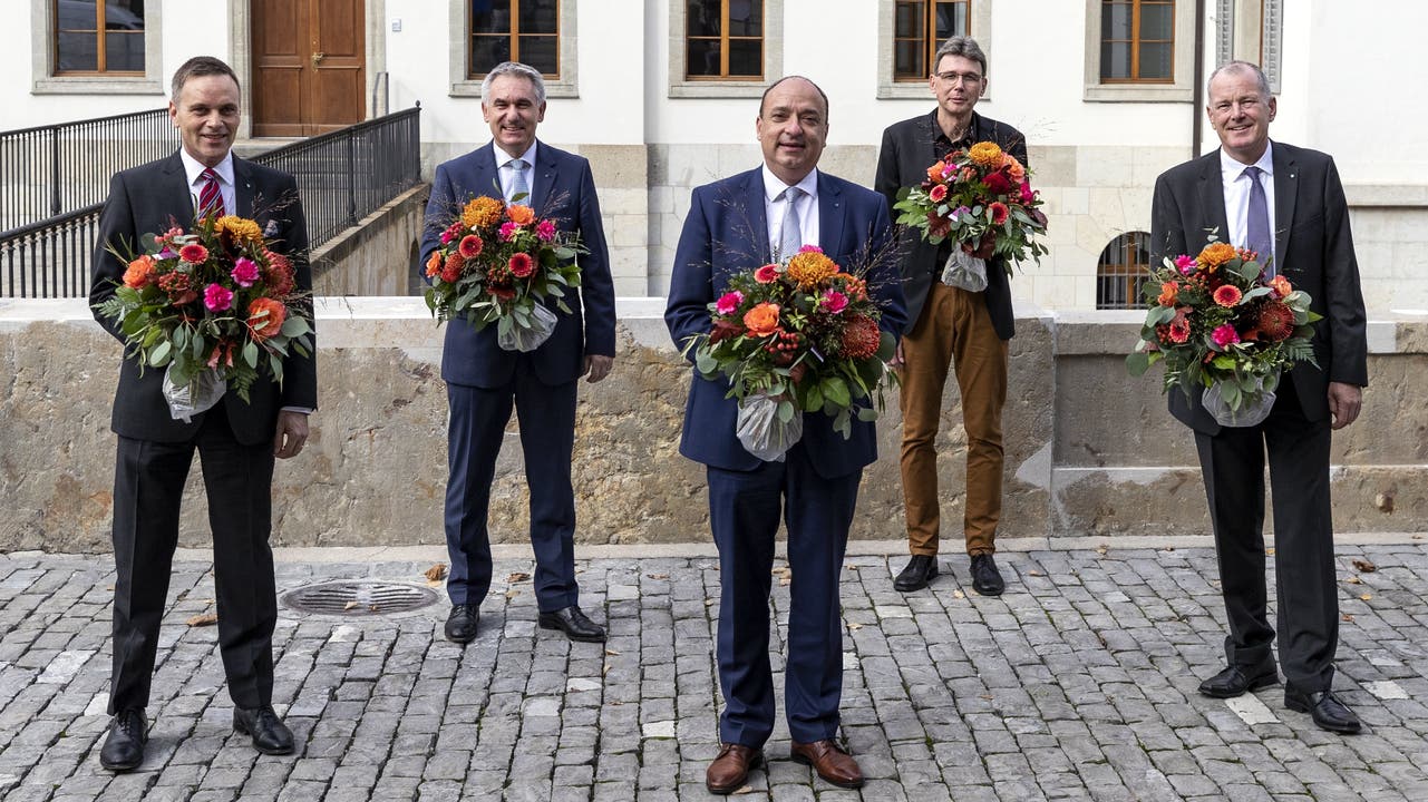 Mit Corona-Abstand, aber ohne Frau: Die neue Aargauer Regierung. Von Links: Jean-Pierre Gallati (SVP), Alex Hürzeler (SVP), Markus Dieth (CVP), Dieter Egli (SP) und Stephan Attiger (FDP).