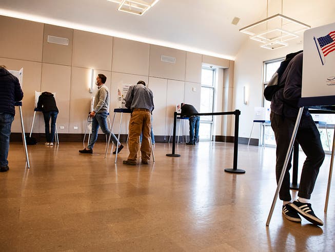 Wählerinnen und Wähler geben ihre Stimmen ab. Foto: Kelsey Brunner/The Aspen Times/AP/dpa