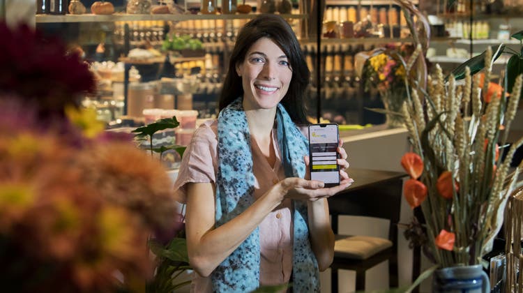 Michelle Oehri zeigt im Restaurant Quai4 der Wärchbrogg ihre Web-App Greenpick. Im Hintergrund ist der Quai4-Markt zu sehen. (Bild: Eveline Beerkircher (Luzern, 5. November 2020))