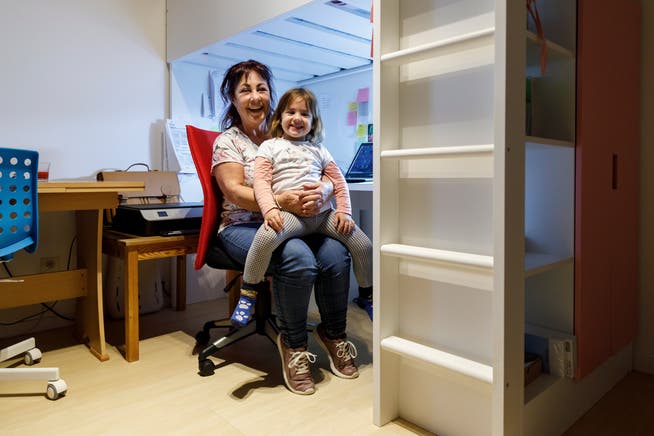 Wenn sie nicht bei Patienten ist, arbeitet die Pflegerin im Homeoffice in Oberdorf. Hier ist sie mit ihrer Enkelin zu Hause.