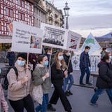 Angestellte aus den Pflegeberufen demonstrieren mit einem «Walk of Care» für bessere Arbeitsbedingungen. (Bild: Urs Flüeler / Keystone (Luzern, 27. Oktober 2020))