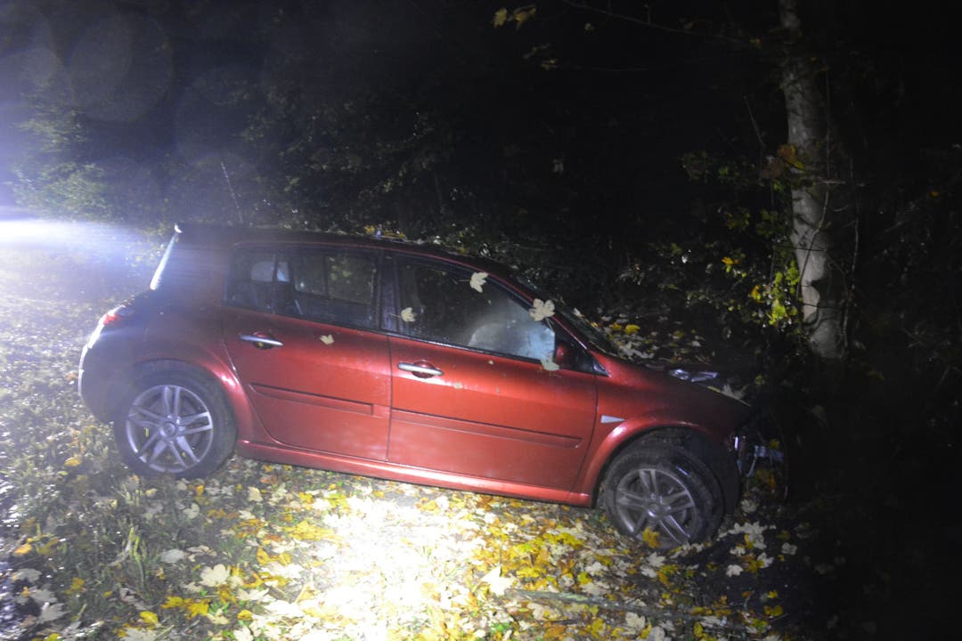 Boningen SO, 16.Oktober: Ein Autolenker verliert die Kontrolle und prallt in einen Baum.