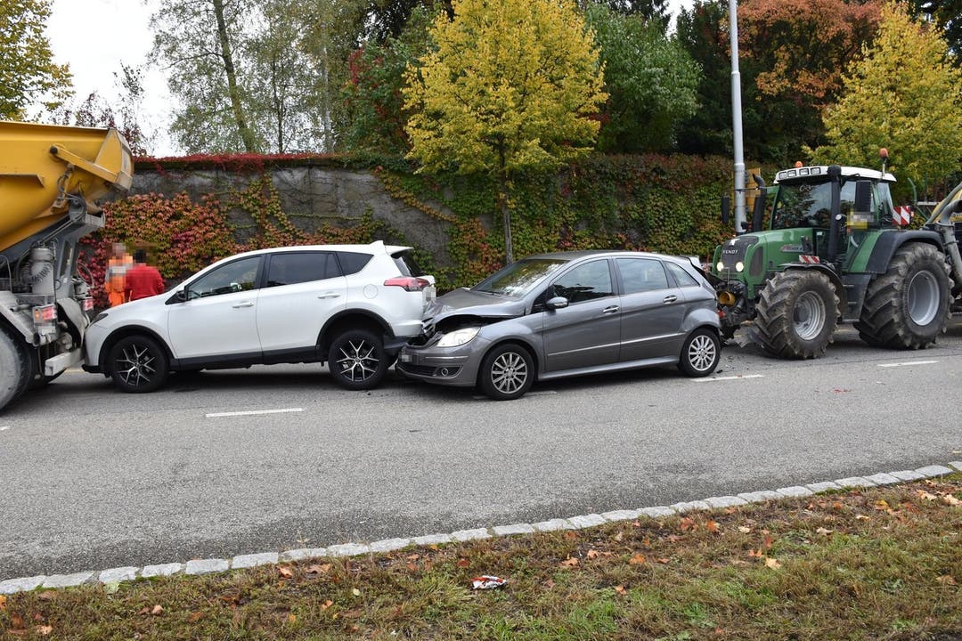 Solothurn SO, 12. Oktober: Weil der Lenker eines Traktors mit Anhänger zu spät abgebremst hat, kam es in Solothurn zu einer Auffahrkollision. Vier Fahrzeuge waren betroffen, eine Person wurde verletzt.