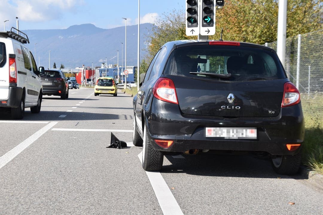Zuchwil SO, 14.Oktober: Nach einer Kollision mit einem Auto verlässt der Lieferwagenlenker die Unfallstelle, ohne sich um die Schadensregulierung zu kümmern.
