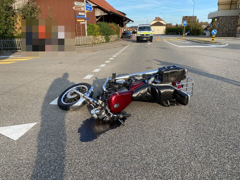 Leibstadt AG, 25. Oktober: Ein Motorradfahrer kommt zu Fall und muss verletzt ins Spital gebracht werden. Ob es zuvor zu einer Kollision mit einem Auto kam, ist unklar.