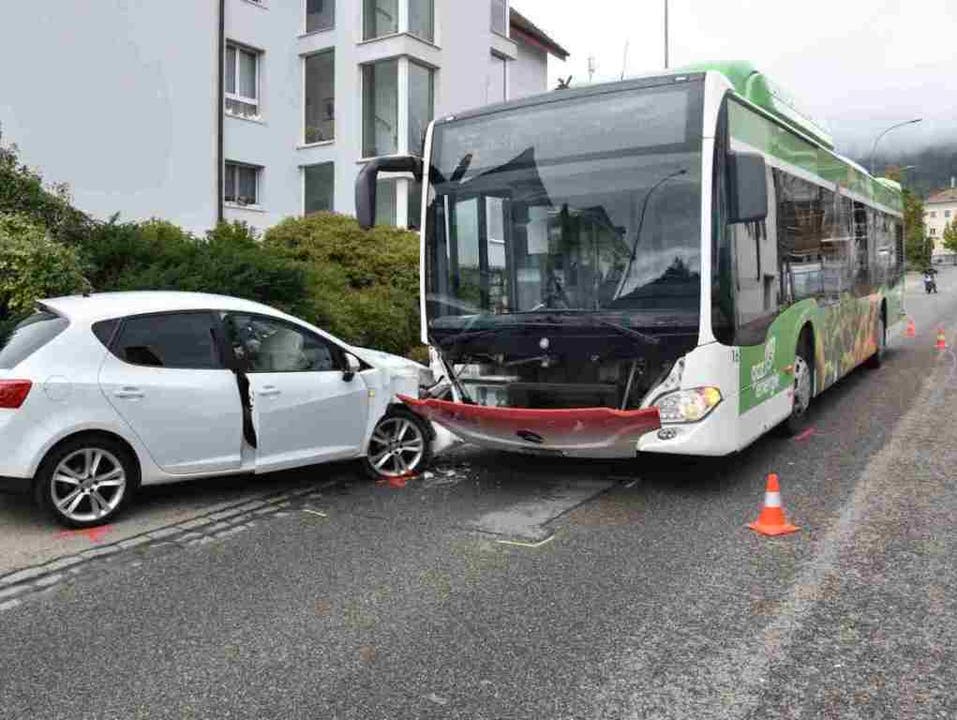 Bettlach SO, 28.September: Ein Autofahrer ist bei einer Kollision mit einem Bus verletzt worden. Er wurde in ein Spital gebracht.
