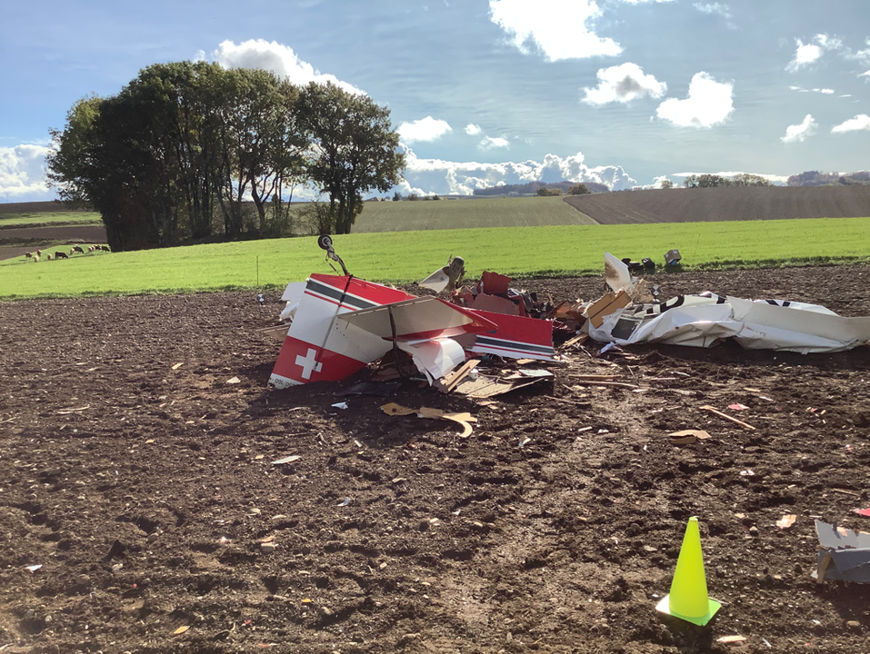 Gimel VS, 24. Oktober: Ein Kleinflugzeug ist über Feldern abgestürzt. Der Pilot konnte nur noch tot geborgen werden.