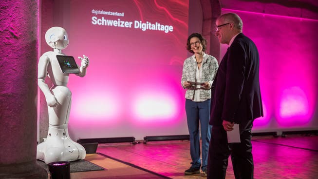 Digitaltag in Solothurn: Kurt Fluri und Moderatorin Anita Panzer im Gespräch mit Pepper.