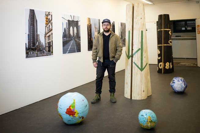 Jonas Burkhalter (37) bespielt mit seinen Fotografien und Objekten die Räume der Galerie Billing Bild