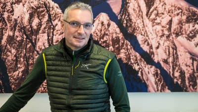 Andreas Schweizer vor einem Bild in seinem Büro. Darauf zu sehen ist der Bernina. (Bild: Reto Martin (Weinfelden, 8. Dezember, 2020))