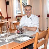 Eric Dufeu an einem Tisch im «Mineralbad». Der Gastronom ist auch ausserhalb der Ostschweiz bekannt. (Bild: Isabelle Kürsteiner)