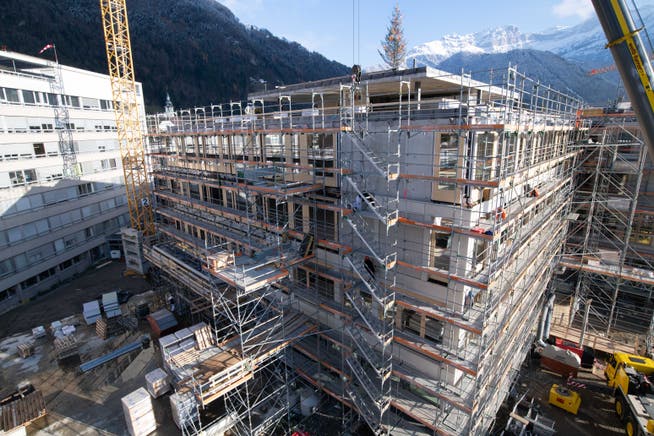 Der Neubau des Kantonsspital Uri hat die finale Höhe erreicht.
