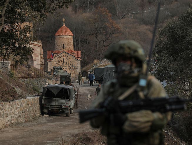 Ein Soldat aus Russland bewacht ein armenisches Kloster, nachdem eine Region in Berg-Karabach in aserbaidschanische Kontrolle übergeben wurde. Foto: Emrah Gurel/AP/dpa