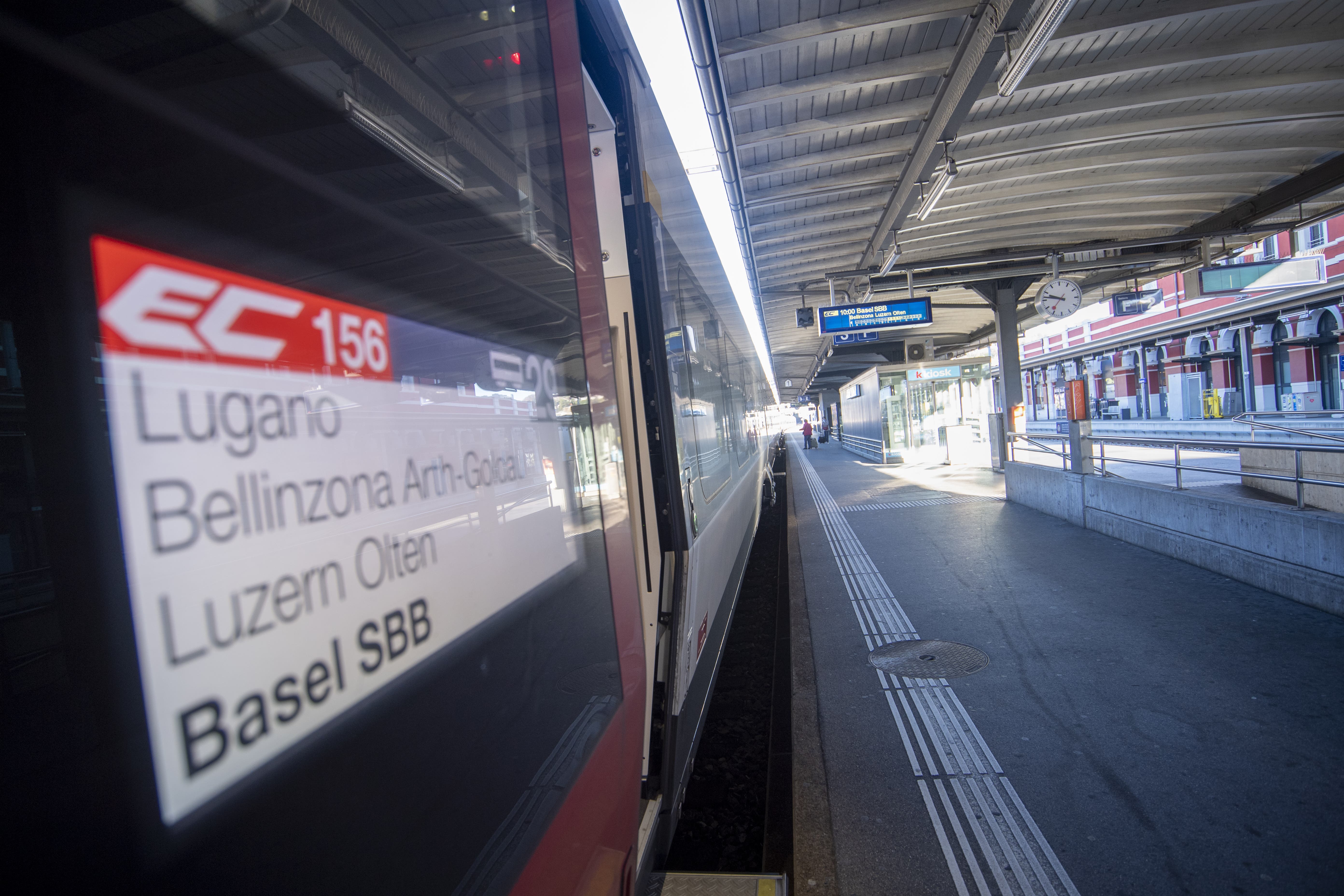 Abfahrt des EC-Zuges von Lugano nach Basel.