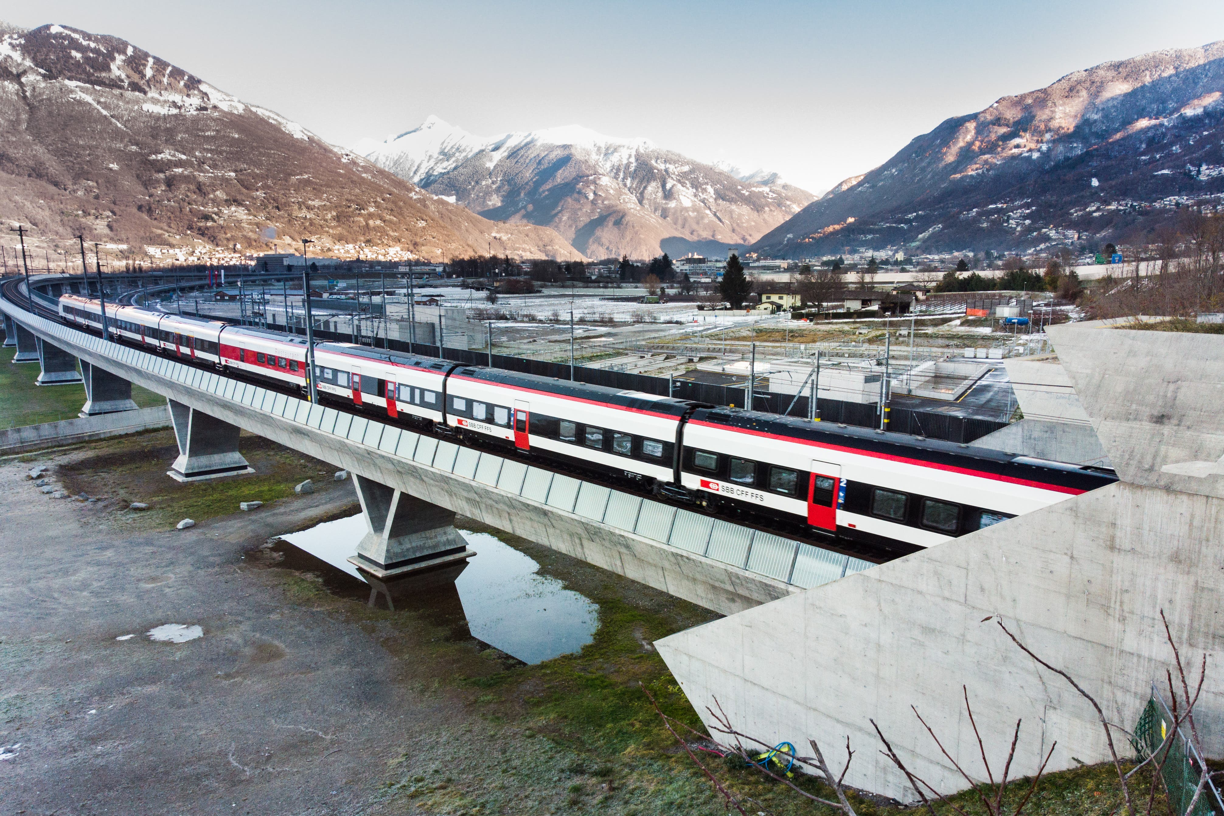 Der erste Zug fährt durch den am 13.12.2020 um 10 Uhr in Betrieb genommenen Ceneri-Basistunnel.
