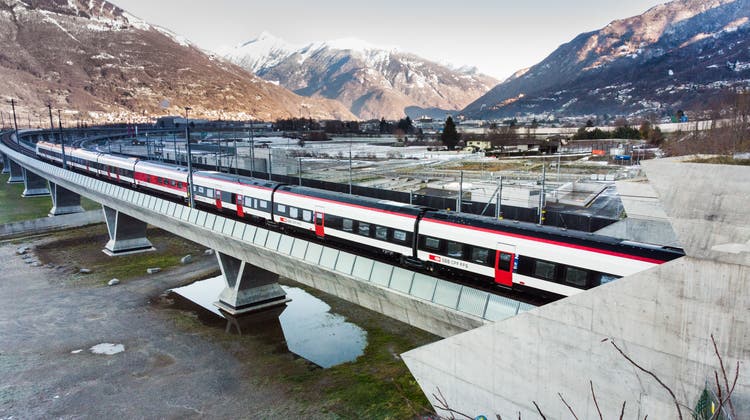 Der erste Zug fährt durch den am 13.12.2020 um 10 Uhr in Betrieb genommenen Ceneri-Basistunnel. (Alessandro Crinari / KEYSTONE/Ti-Press)