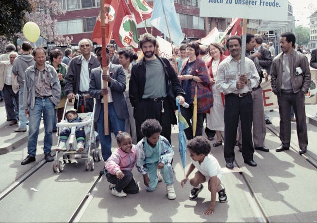 Toni Locher (Mitte) feiert 1992 mit der Diaspora in Zürich die Unabhängigkeit Eritreas.