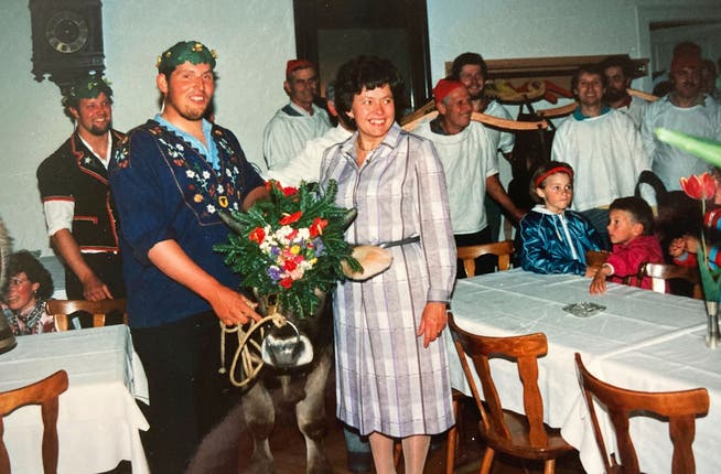Pius Zwyer (mit Stier) gewann am Ob- und Nidwaldner Schwingfest 1987 gegen seinen Klubkollegen Bernhard Walker (links). Danach stieg im Hotel Eden in Sisikon ein grosses Fest.