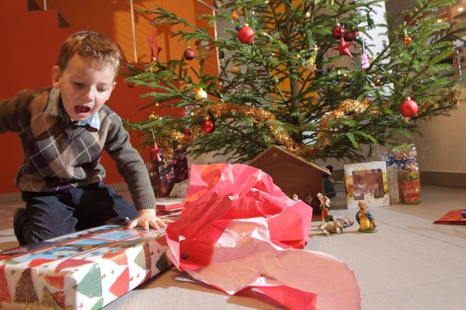 Auch Kinder dürfen sich dieses Jahr über mehr Geschenke freuen: Herr und Frau Schweizer wollen 2018 dafür so viel Geld ausgeben wie nie.