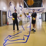 Die jungen Volleyballtalente werden von den ehemaligen Profispielern Matevz Kamnik und Aleksandar Ljubicic betreut. (Bild: Rita Kohn (Amriswil, Januar 2020))