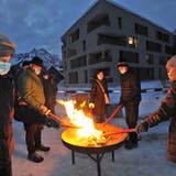 Angehörige erleuchten die Dezembernacht mit Fackeln. (Bild: Urs Hanhart (Engelberg,13. Dezember 2020))
