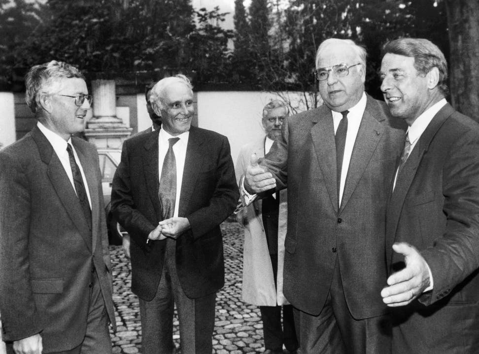 18. Oktober 1993: Die Bundesräte Kaspar Villiger (links) Flavio Cotti, und Adolf Ogi (rechts) empfangen in Bern den deutschen Bundeskanzler Helmut Kohl.