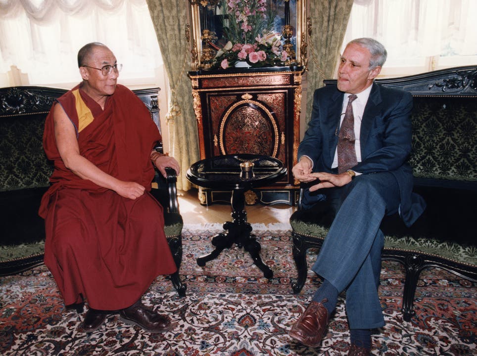 23. Juni 1995: Bundesrat Flavio Cotti (rechts) empfängt den Dalai Lama.