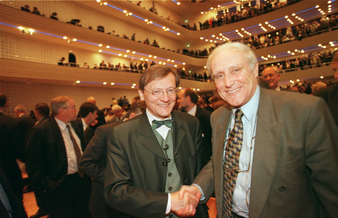 15. April 1999: Tritt die Schweiz der EU bei? Österreichs Aussenminister Wolfgang Schüssel und Flavio Cotti am Europa-Forum im KKL Luzern. 