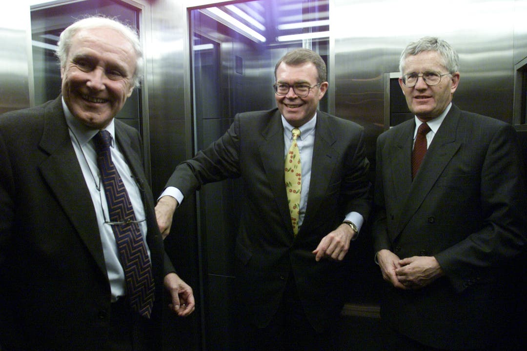 3. Mai 1999: Alt Bundesrat Flavio Cotti mit Alfred N. Schindler und Alt Bundesrat Kaspar Villiger beim Lift- und Rolltreppenhersteller Schindler in Ebikon. 