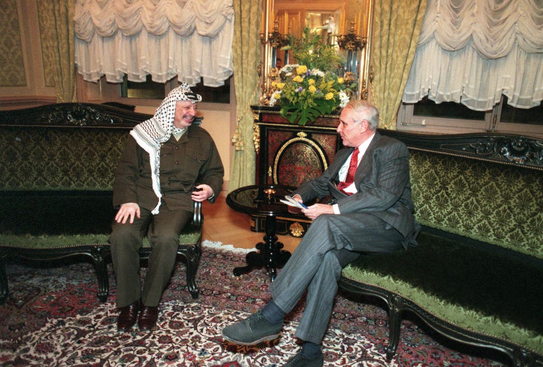 15. November 1997: Palästinenser-Präsident Yasser Arafat (links) und Bundesrat Flavio Cotti unterhalten sich in Bern am Rand des Treffens zwischen Arafat und der US-Aussenministerin.
