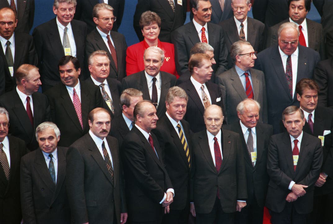 5. Dezember 1994: Aussenminister Flavio Cotti steht im Mittelpunkt der KSZE-Versammlung in Budapest. Die Schweiz hat 1996 das Präsidium der KSZE übernommen. Anlässlich des Gruppenfotos aller Staatsoberhäupter wurde Cotti von Namen wie Clinton, Havel Mitterrand und Jelzin umrahmt. 
