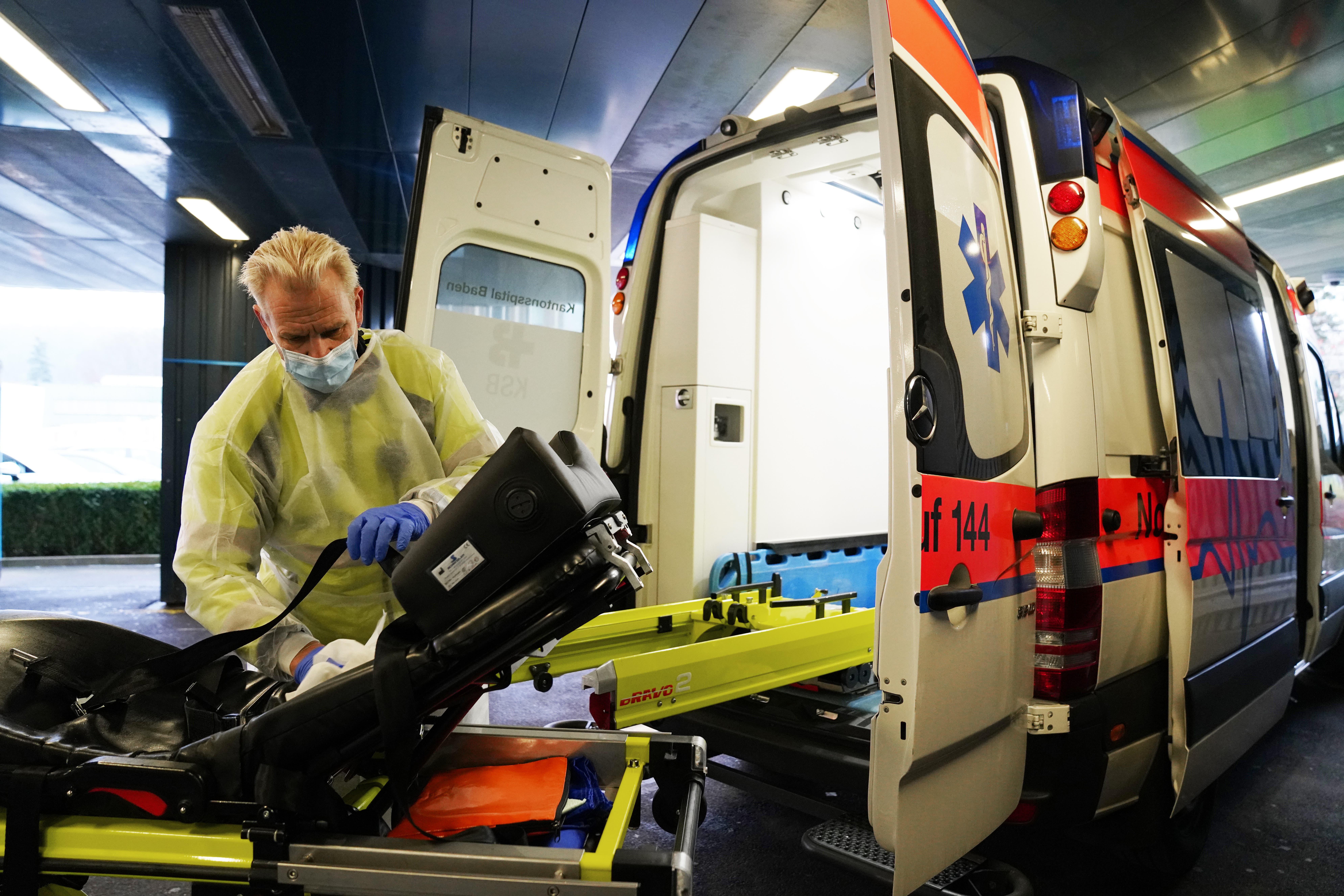 Corona hat den Alltag der Rettungssanitäter grundlegend verändert. Jede Ambulanz muss nach dem Transport eines Covidpatienten desinfiziert werden. 