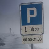 Die neue Tafel auf der Klausenpassstrasse zeigt an, in welchem Bereich während der Wintersperre parkiert werden kann. (Bild: Baudirektion Uri)