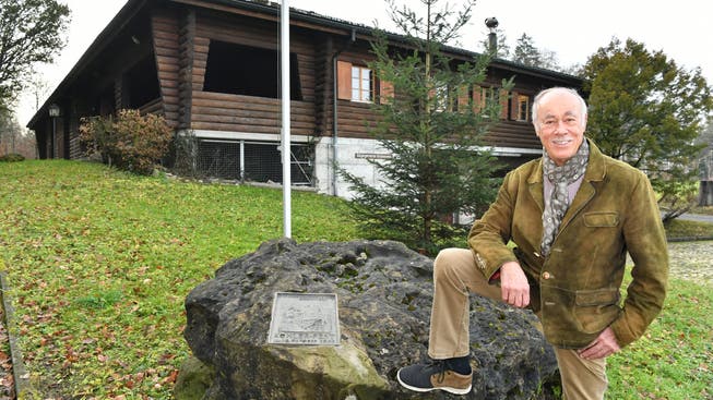 Bürgergemeindepräsident Edgar Meier beim Gedenkstein für das Köhlerfest vor dem Waldhaus Schönenwerd.