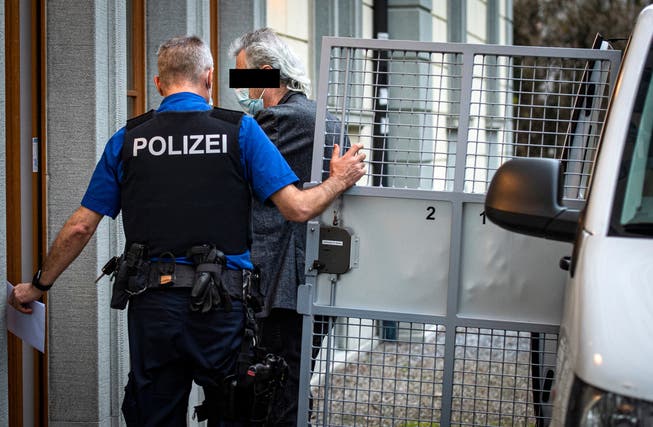 Der Beschuldigte im Fall des Tägerwiler Badimordes wird von der Polizei zum Thurgauer Obergericht in Frauenfeld gebracht.