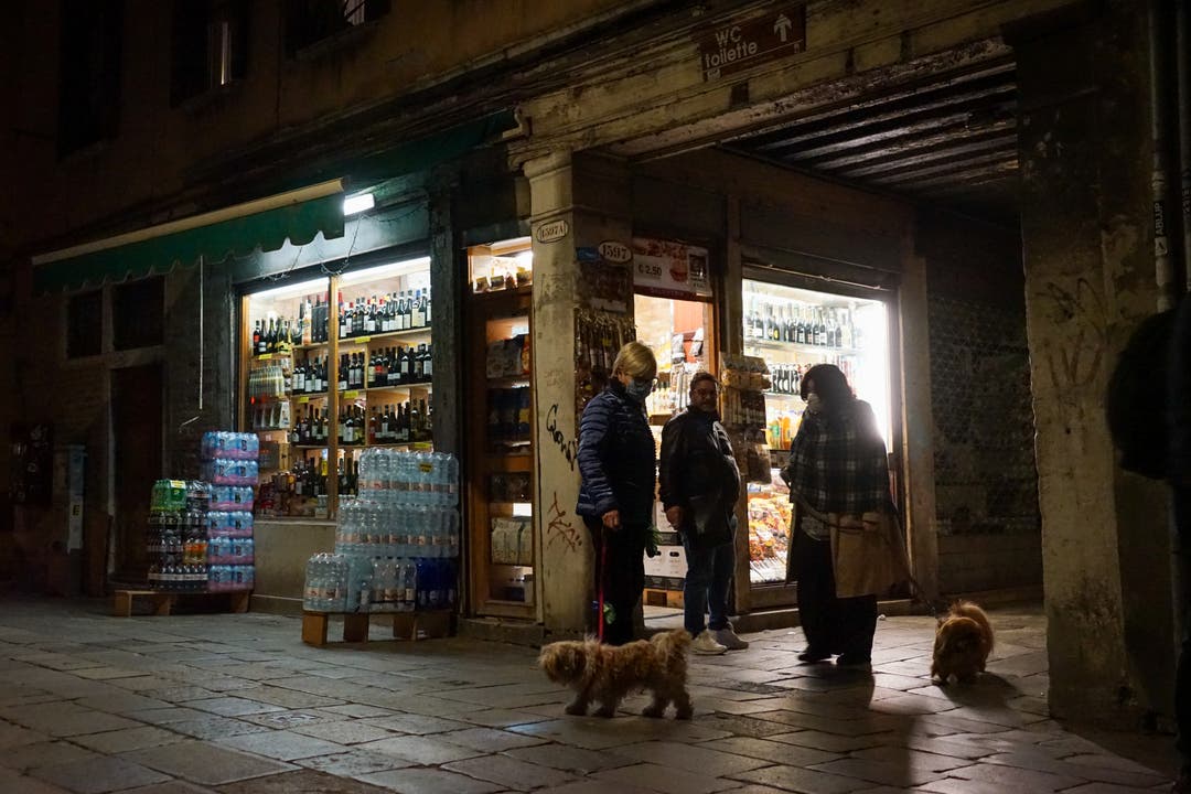 Nur noch Kioske und Take-Aways haben geöffnet. Dafür sind viele Venezianerinnen und Venezianer mit ihren Hunden unterwegs.