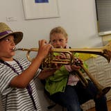 Zwei Kinder üben an der Jugendmusikschule Frauenfeld Trompete. (Bild: PD)