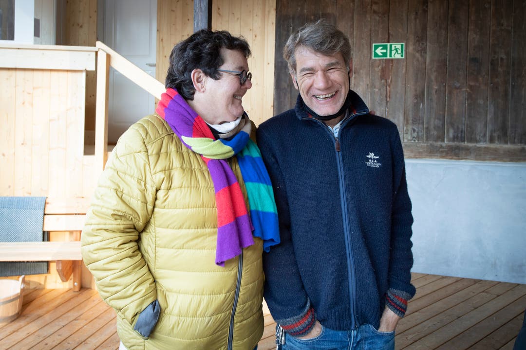 Genossenschaftspräsidentin Barbara Ochsner und Anlagenchef Peter Büchler freuen sich über die Wintersauna auf Dreilinden.
