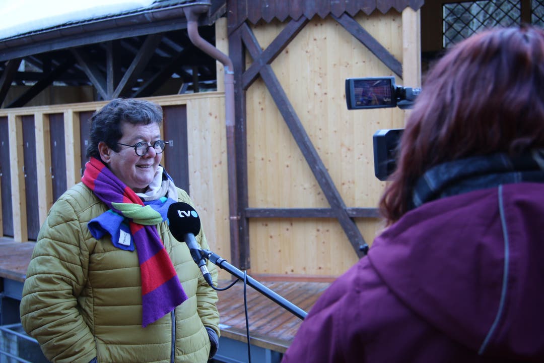 Rundgang durch die Weiere-Sauna: Genossenschaftspräsidentin Barbara Ochsner gibt dem Ostschweizer Regionalfernsehen TVO Auskunft.