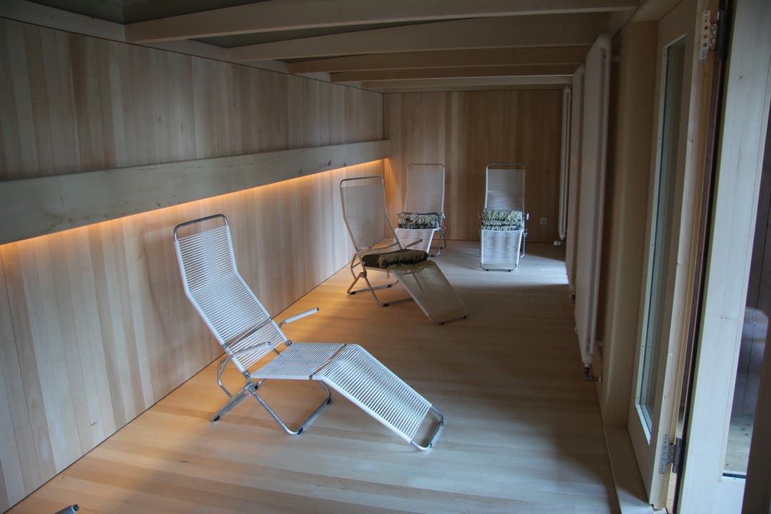Der Ruheraum - ebenfalls ganz aus Holz - bietet Platz für bis zu zehn Liegestühle.