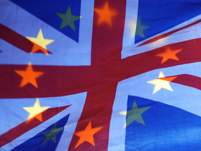 Die Sterne einer EU-Fahne scheinen durch einen britischen Union Jack. Foto: Yui Mok/PA Wire/dpa