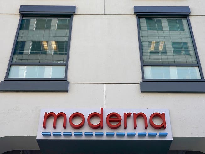 Das Logo von Moderna am Hauptsitz des Konzerns. Foto: Elise Amendola/AP/dpa/Archiv